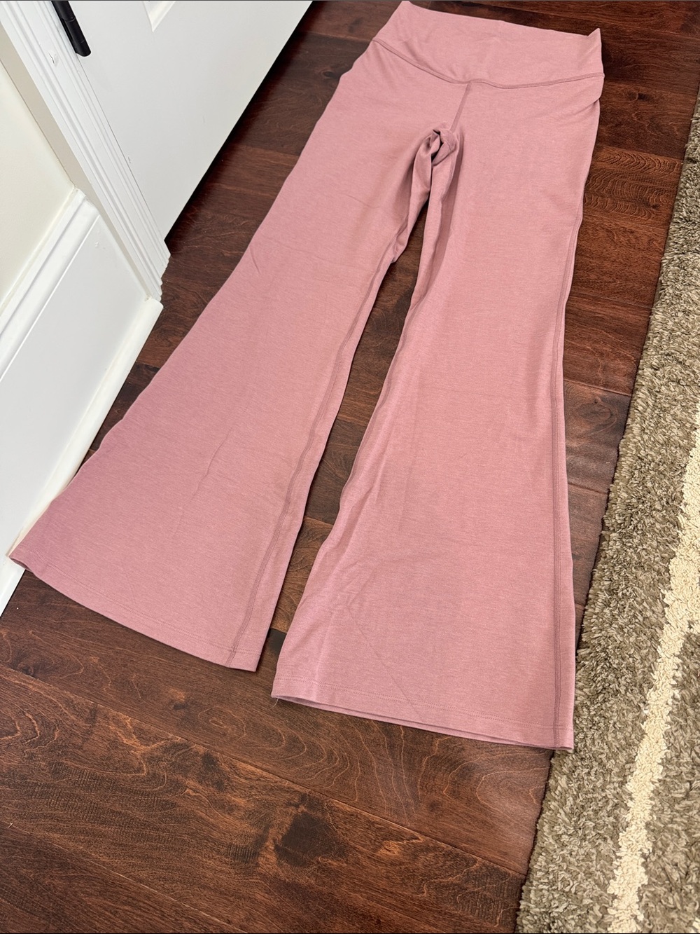 Old Navy Active Powerchill Women’s Super-Flare Pants & Cropped Crossover Tee - Picture 5 of 11